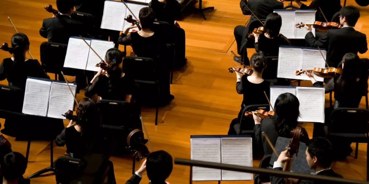 Enfant apprenant � jouer du piano et � lire des partitions